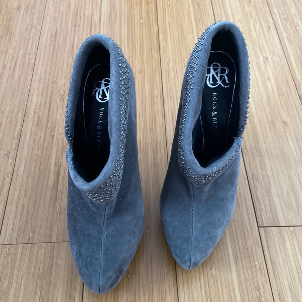 Gently used Angie Grey Rock & Republic 4” heels Size 37